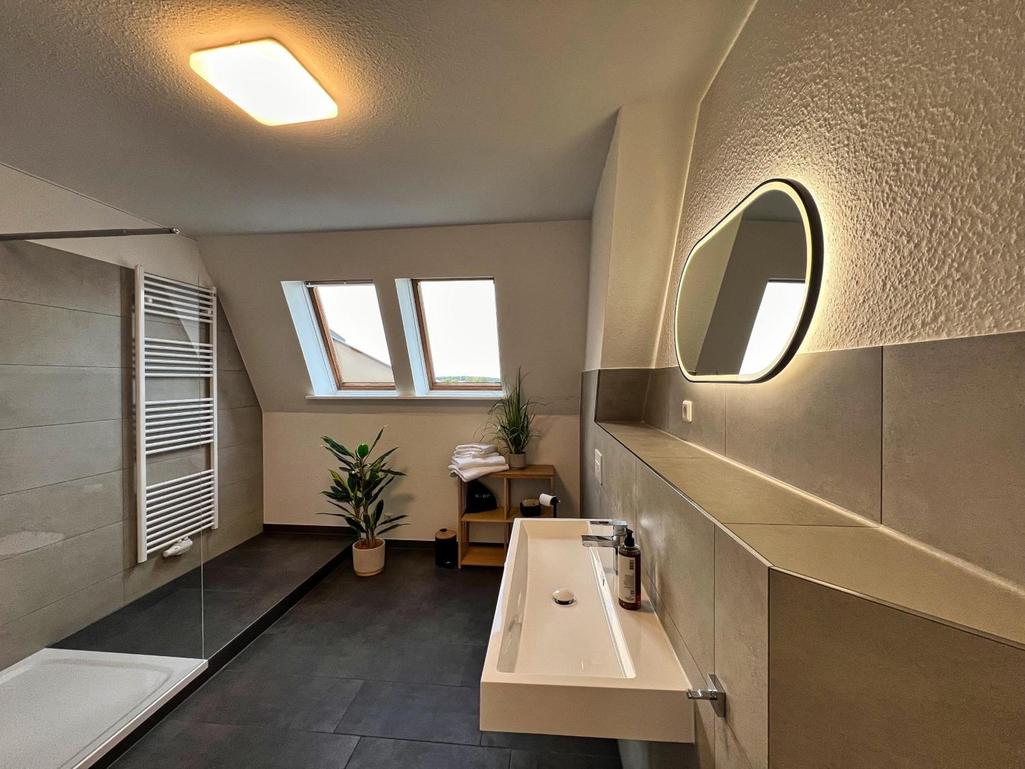 Helle Grosszuegige Dachgeschoss I Parkplatz I Schloss Blick #cosiness Company